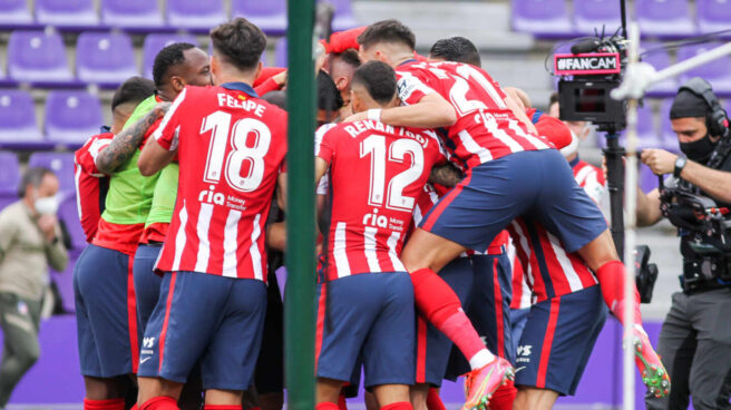 Los jugadores del Atlético de Madrid celebran el gol que le dio la liga frente al Valladolid en el José Zorrilla