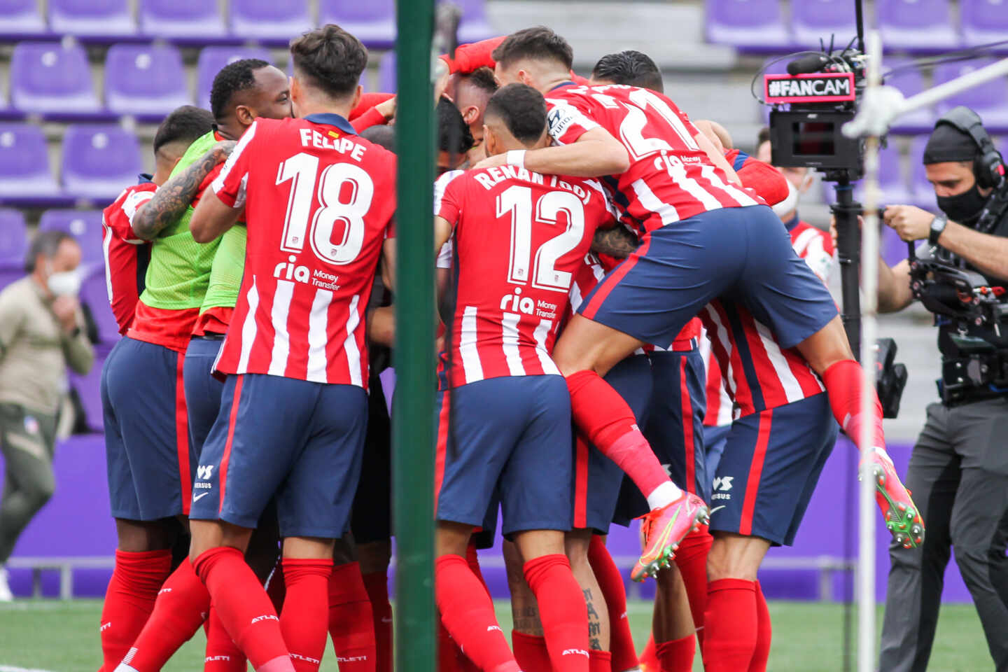 Los jugadores del Atlético de Madrid celebran el gol que le dio la liga frente al Valladolid en el José Zorrilla