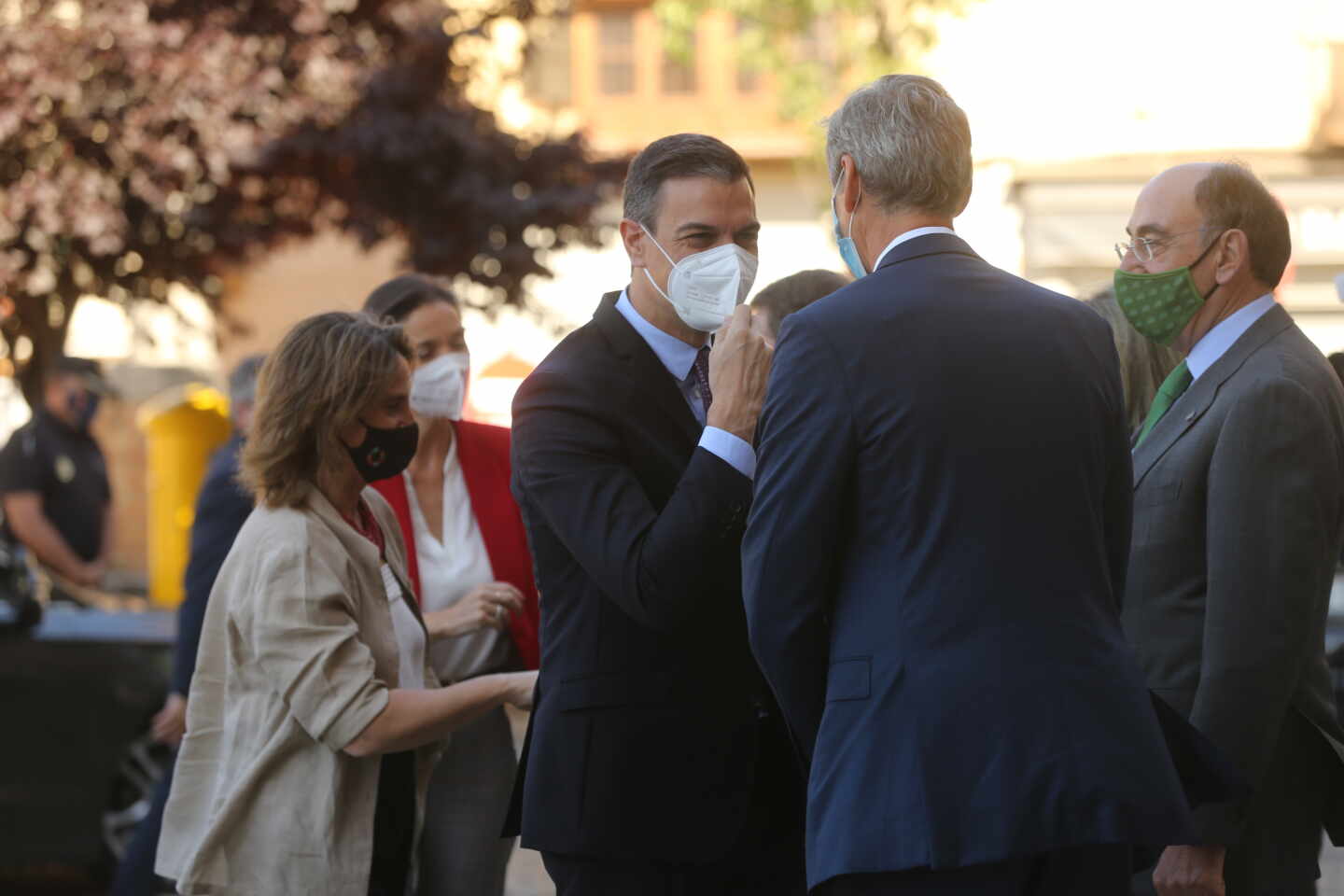 El presidente del Gobierno, Pedro Sánchez; el presidente de Cummins, Tom Linebarger; y el presidente de Iberdrola, Ignacio Sánchez Galán, conversan a su llegada a la presentación del acto 'Haciendo de España un polo industrial del hidrógeno verde en Europa',