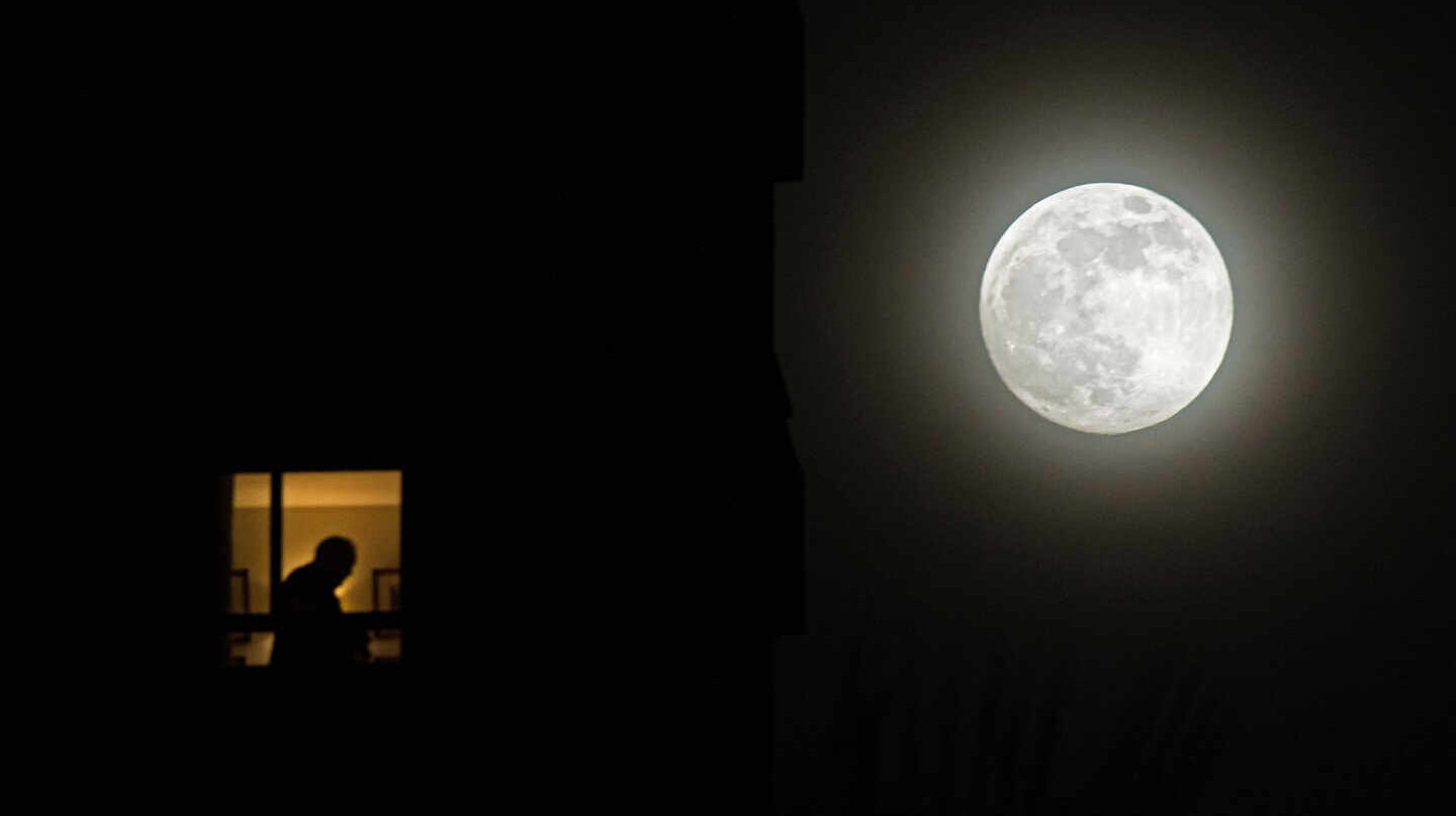 La 'Superluna de las flores' ilumina el planeta