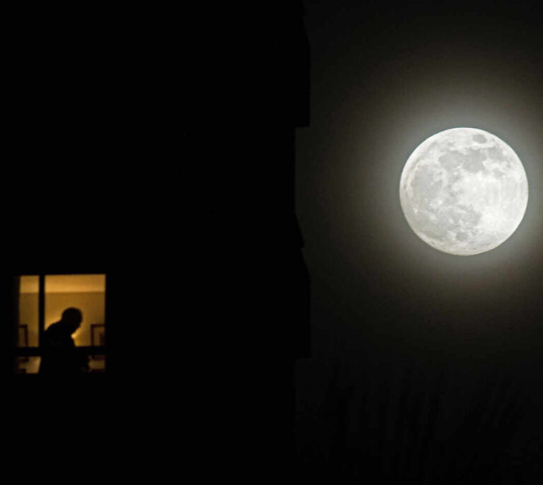 La 'Superluna de las flores' ilumina el planeta