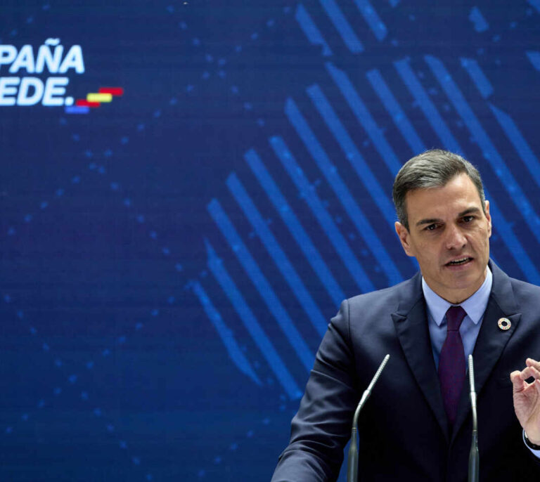 Sánchez agradece a las Fuerzas Armadas su "entrega y compromiso" tras un convulso año