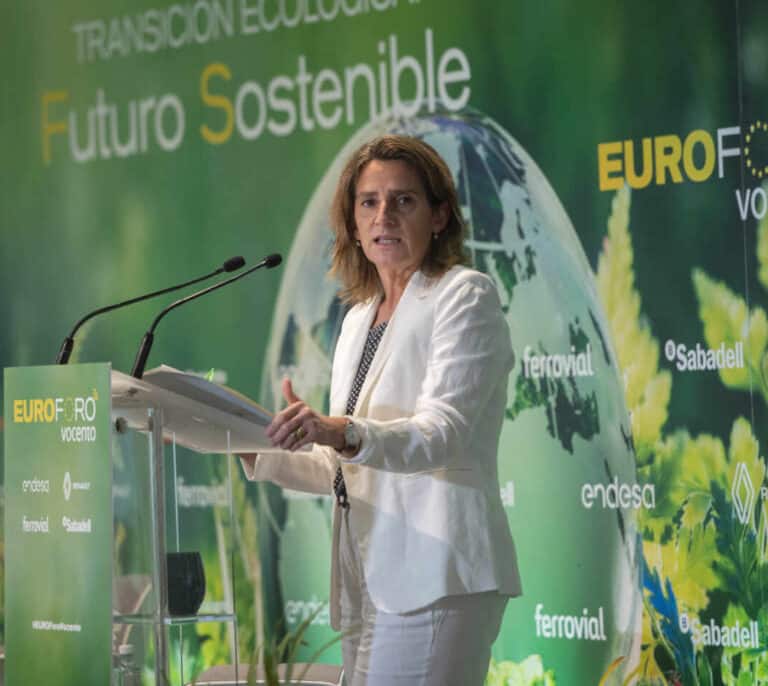 Las eléctricas acusan al Gobierno de "intervenir" el mercado con la ley para frenar la subida de la luz