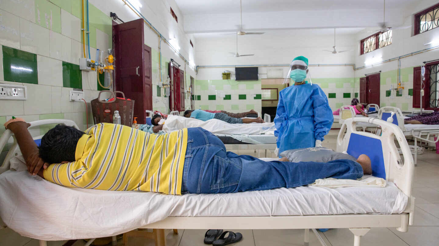 Un enfermo de Covid en el hospital de Bathalapalli de la Fundación Vicente Ferrer.
