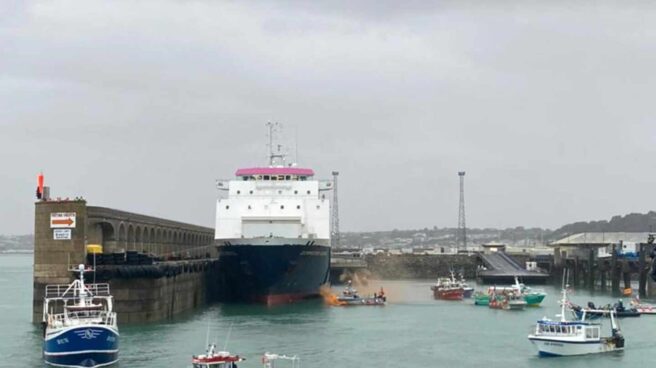 Francia y Reino Unido despliegan buques militares al Canal de la Mancha