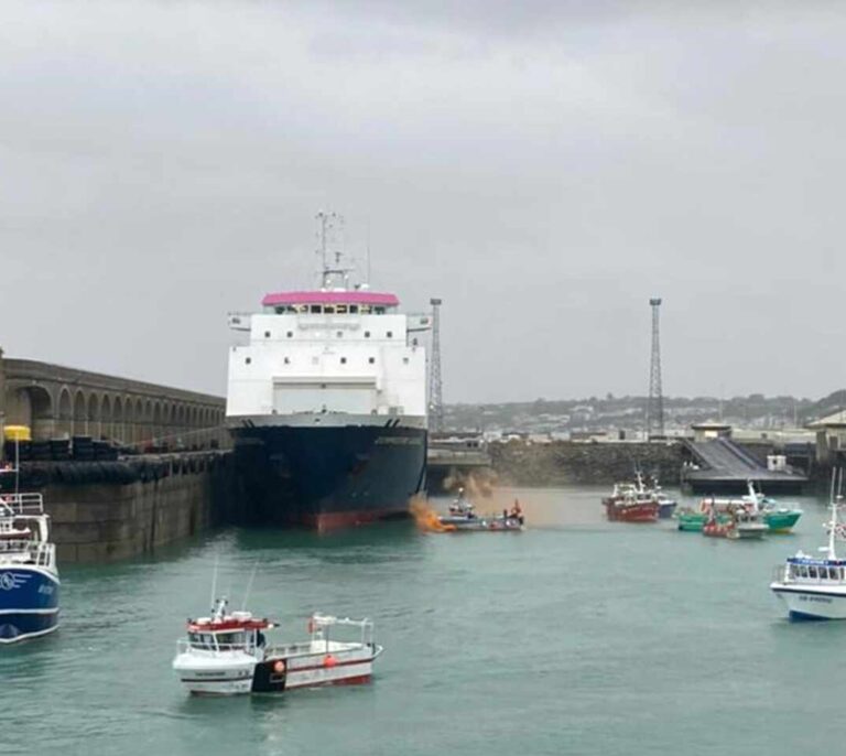 Francia y Reino Unido despliegan buques militares al Canal de la Mancha