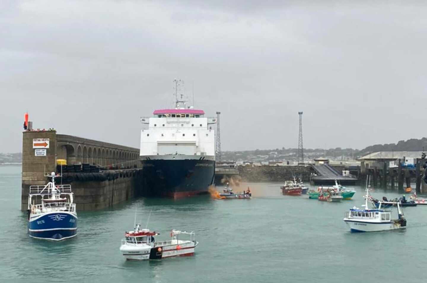 Pesqueros franceses bloquean la salida de la isla de Jersey