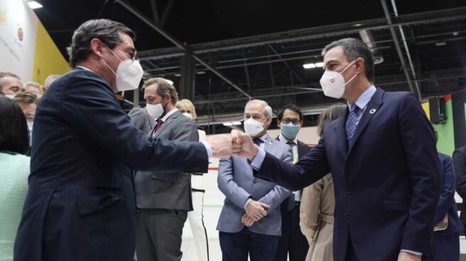 El presidente de la CEOE, Antonio Garamendi, saluda al presidente del Gobierno, Pedro Sánchez, en Fitur.