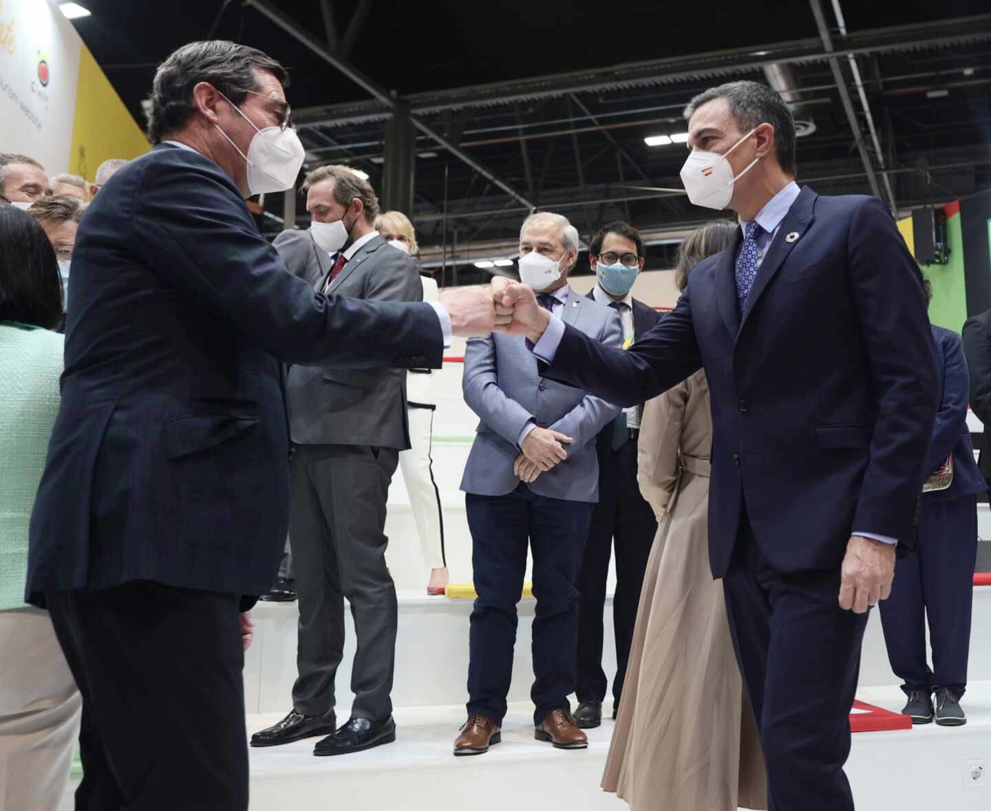 El presidente de la CEOE, Antonio Garamendi, saluda al presidente del Gobierno, Pedro Sánchez, en Fitur.