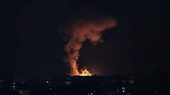 Israel inicia una ofensiva desde el aire y tierra en Gaza El impacto de los bombardeos israelíes en Gaza ilumina la franja