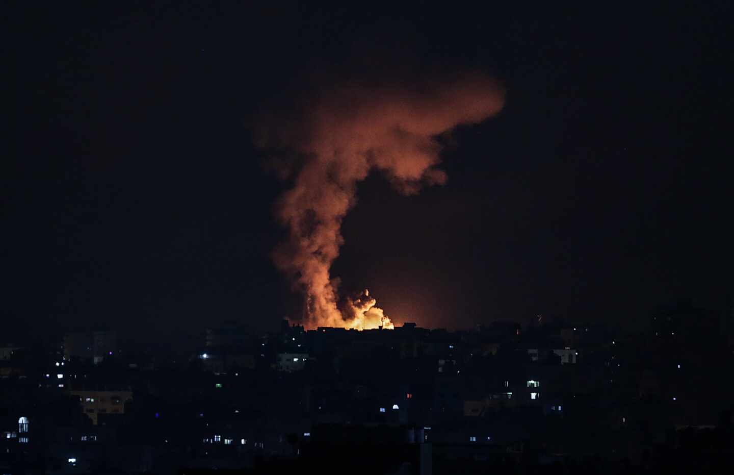 El impacto de los bombardeos israelíes en Gaza ilumina la franja