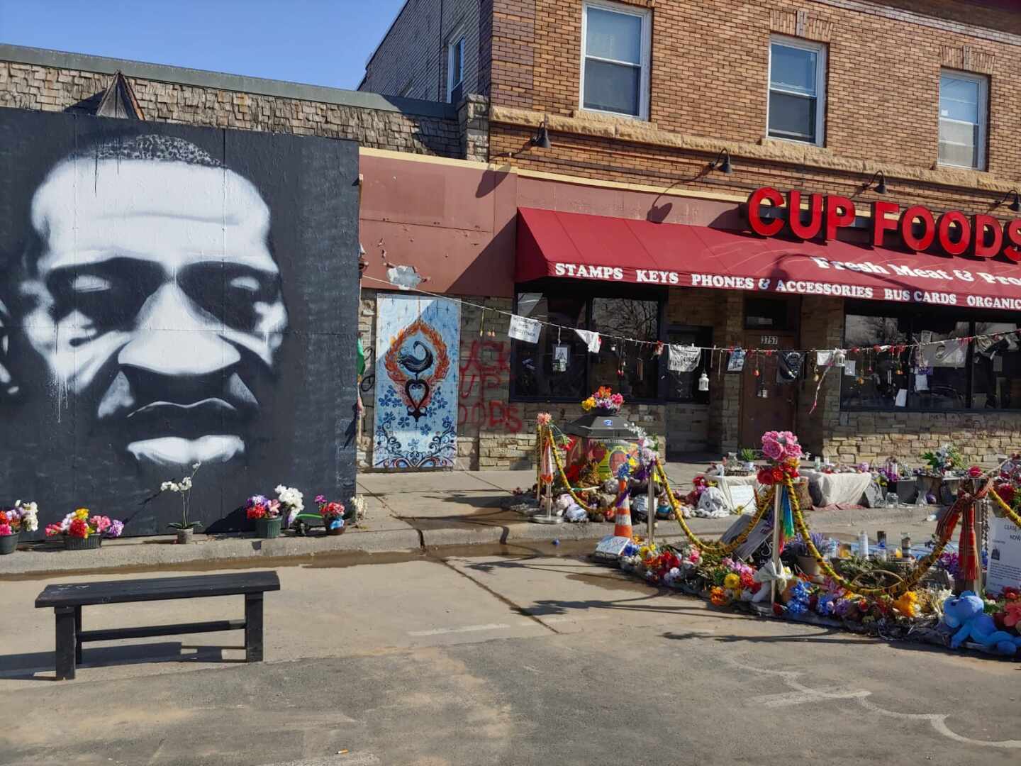 Escena donde tuvo lugar el asesinato de George Floyd en Minneapolis