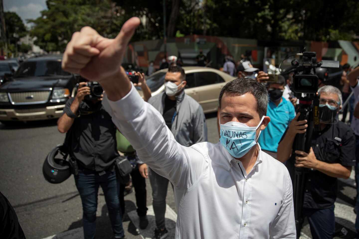 Juan Guaidó, presidente encargado de Venezuela, en un encuentro con seguidores