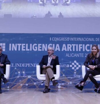 Andrés Pedreño, Presidente de AlicanTEC, Casimiro García-Abadillo, director de El Independiente, y Nuria Oliver, irectora de Investigación en Ciencias de Datos en Vodafone. Chief Data Scientist en Data-Pop Alliance, en el en el 1 Congreso Internacional de Inteligencia Artificial 2018 Alicante