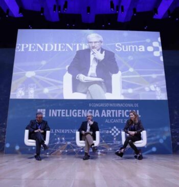 Andrés Pedreño, Presidente de AlicanTEC, Casimiro García-Abadillo, director de El Independiente, y Nuria Oliver, irectora de Investigación en Ciencias de Datos en Vodafone. Chief Data Scientist en Data-Pop Alliance, en el en el 1 Congreso Internacional de Inteligencia Artificial 2018 Alicante