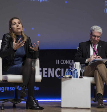 Nuria Oliver, Académica de número de la Real Academia de Ingeniería de España y Chief Data Scientist en Data-Pop Alliance, durante su intervención en el II Congreso de Inteligencia Artificial junto al director de El Independiente Casimiro García-Abadillo