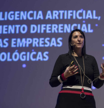 Elena Gil Lizasoain, directora global de Big Data de Telefónica y CEO de LUCA, presentando durante el Segundo Congreso Internacional de Inteligencia Artificial 2019 en Alicante