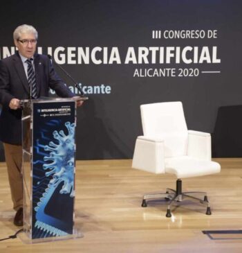 El director de El Independiente, Casimiro García-Abadillo, durante la inauguración del III Congreso Internacional de Inteligencia Artificial 2020 celebrado en Alicante