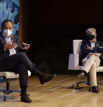 El economista José Carlos Díez y el ex CEO de Accenture Juan Pedro Moreno en el III Congreso Internacional de Inteligencia Artificial 2020 celebrado en Alicante