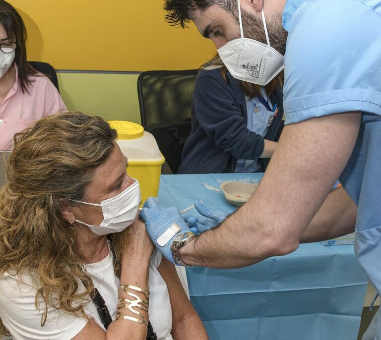 La 'quinta ola' se desboca en Euskadi con el mayor número de contagios de la pandemia