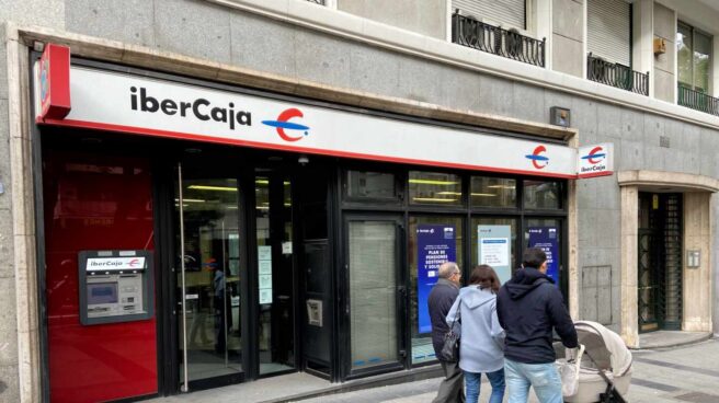 Imágenes de recurso de oficinas bancarias de Ibercaja y Bankinter en Madrid Una familia pasea junto a una oficina de IberCaja en Madrid.