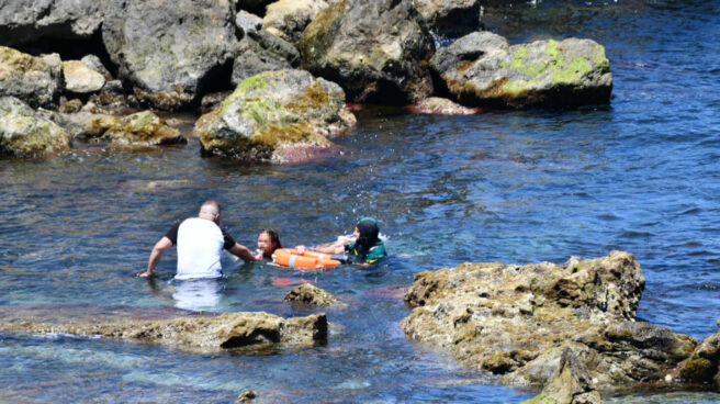 El Grupo Especial de Actividades Subacuáticas (GEAS) de la Guardia Civil traslada a varios migrantes marroquíes que han llegado a la playa del Benzú en Ceuta