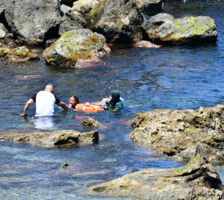 Muere un varón marroquí al intentar acceder a nado a Ceuta entre miles de compatriotas