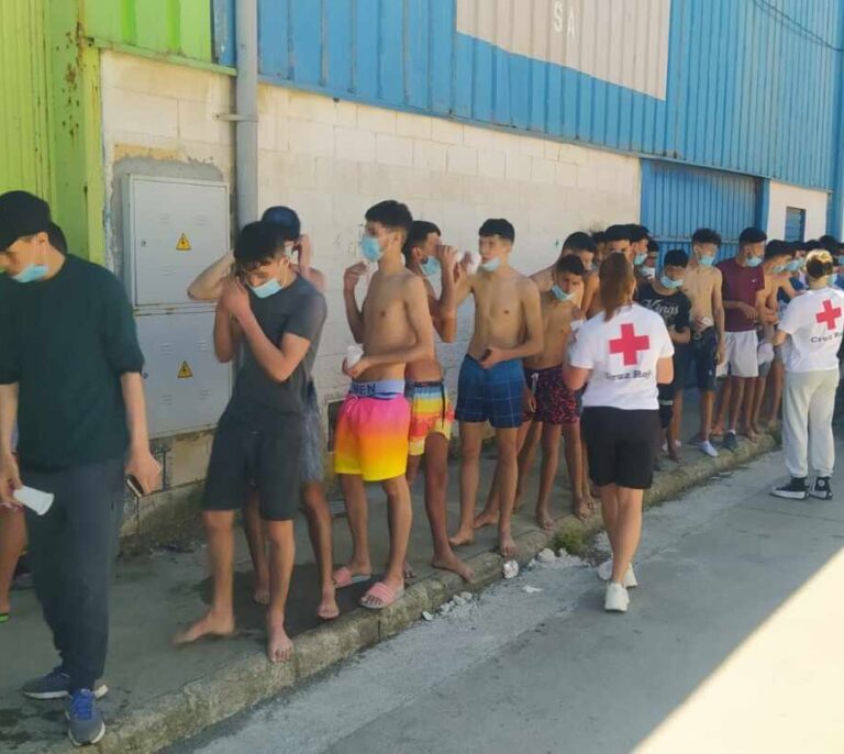 El Gobierno cifra ya en 5.000 personas la avalancha de entradas a Ceuta desde Marruecos