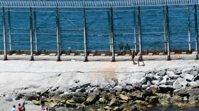 El Grupo Especial de Actividades Subacuáticas (GEAS) de la Guardia Civil traslada a varios migrantes marroquíes que han llegado a la playa del Benzú en Ceuta