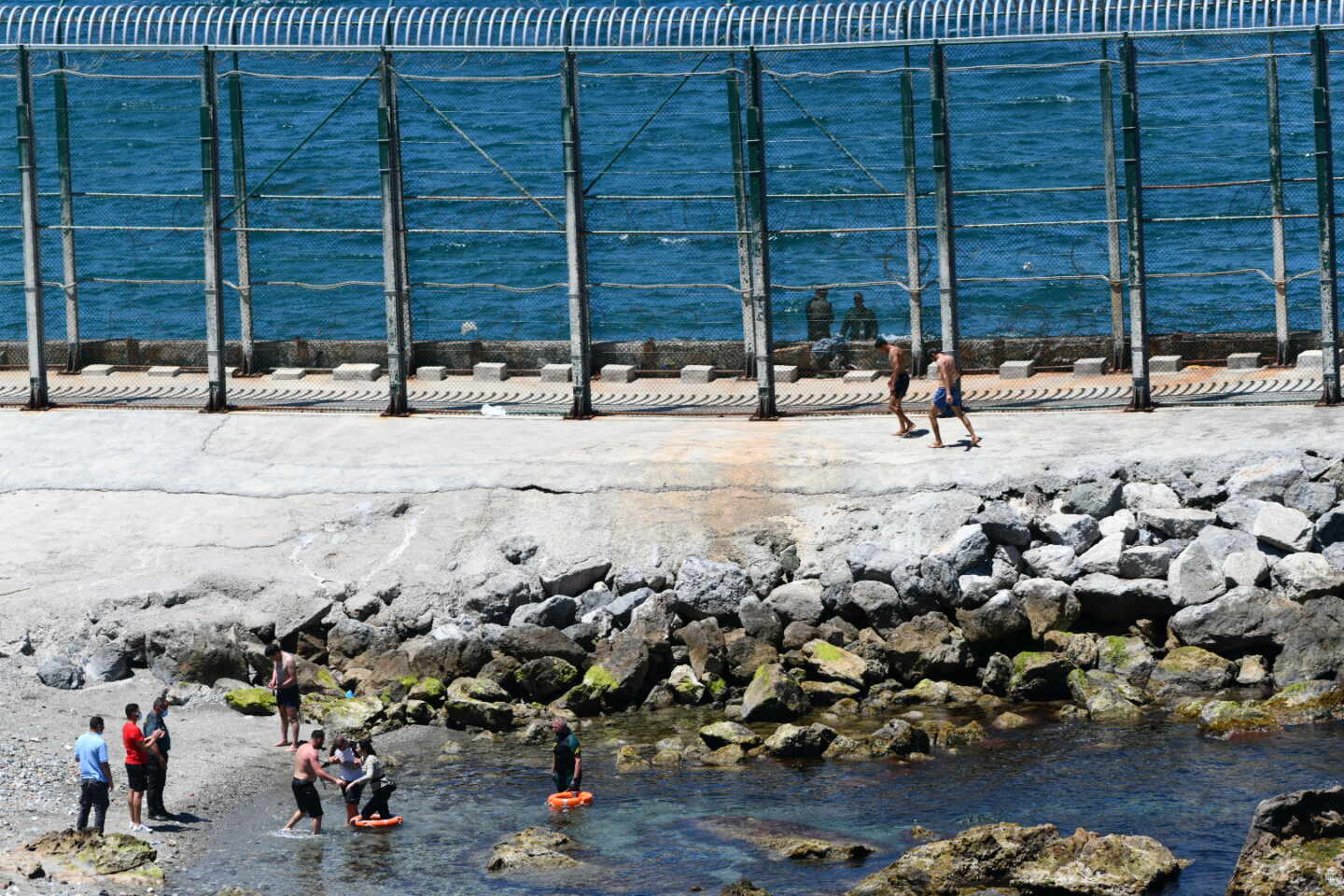 El Grupo Especial de Actividades Subacuáticas (GEAS) de la Guardia Civil traslada a varios migrantes marroquíes que han llegado a la playa del Benzú en Ceuta