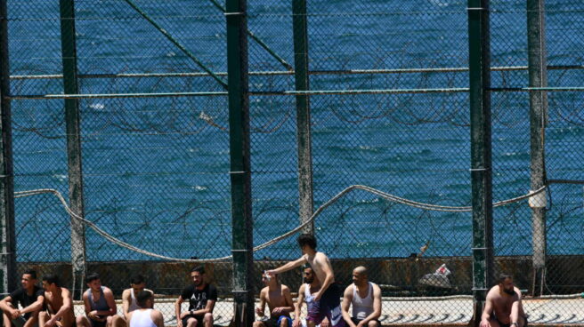 El Grupo Especial de Actividades Subacuáticas (GEAS) de la Guardia Civil traslada a varios migrantes marroquíes que han llegado a la playa del Benzú en Ceuta