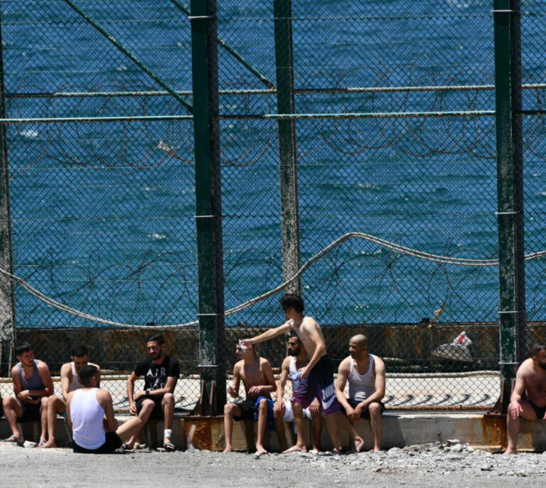 Lunes récord de llegada de inmigrantes por el mar