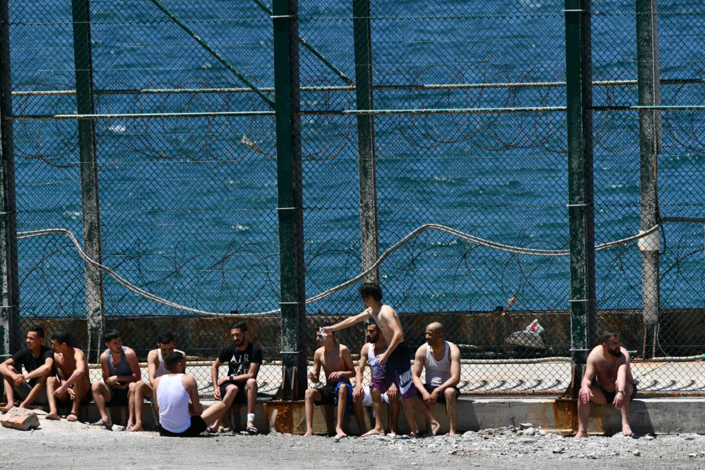 El Grupo Especial de Actividades Subacuáticas (GEAS) de la Guardia Civil traslada a varios migrantes marroquíes que han llegado a la playa del Benzú en Ceuta