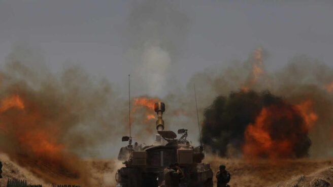 Escalada bélica de alarmantes dimensiones entre Israel y Hamás La artillería israelí en acción en la frontera con Gaza