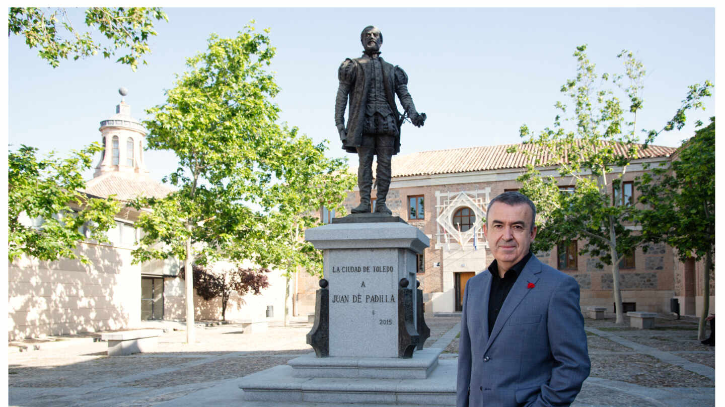 Lorenzo Silva delante de la escultura dedicada a Juan de Padilla en Toledo.