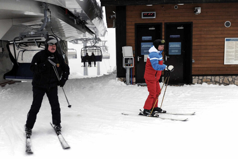 Lukashenko y Putin esquiando