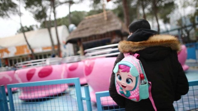 Qué es la mochila austriaca Un hombre con una mochila en un parque de atracciones en Madrid.