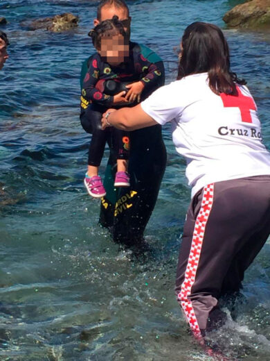Las Imagenes De La Guardia Civil Rescatando A Bebes Y Ninos En Ceuta