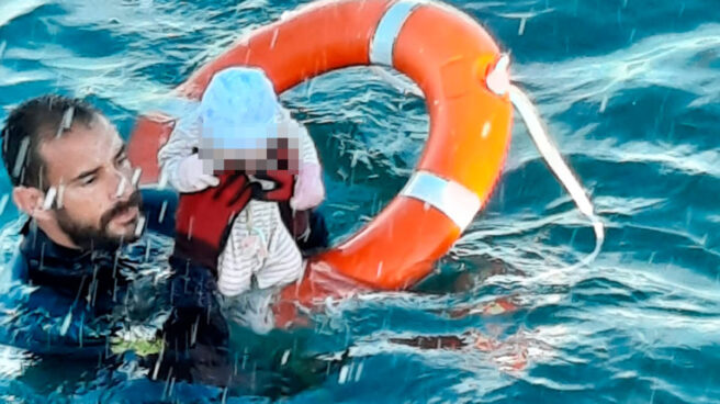 Las imágenes de la Guardia Civil rescatando a bebés y niños en Ceuta