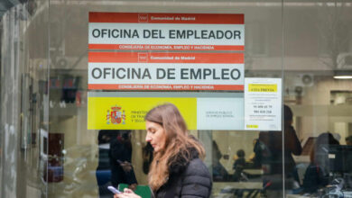 El número de parados cae por debajo de los tres millones y deja la tasa de desempleo en el 12,4%