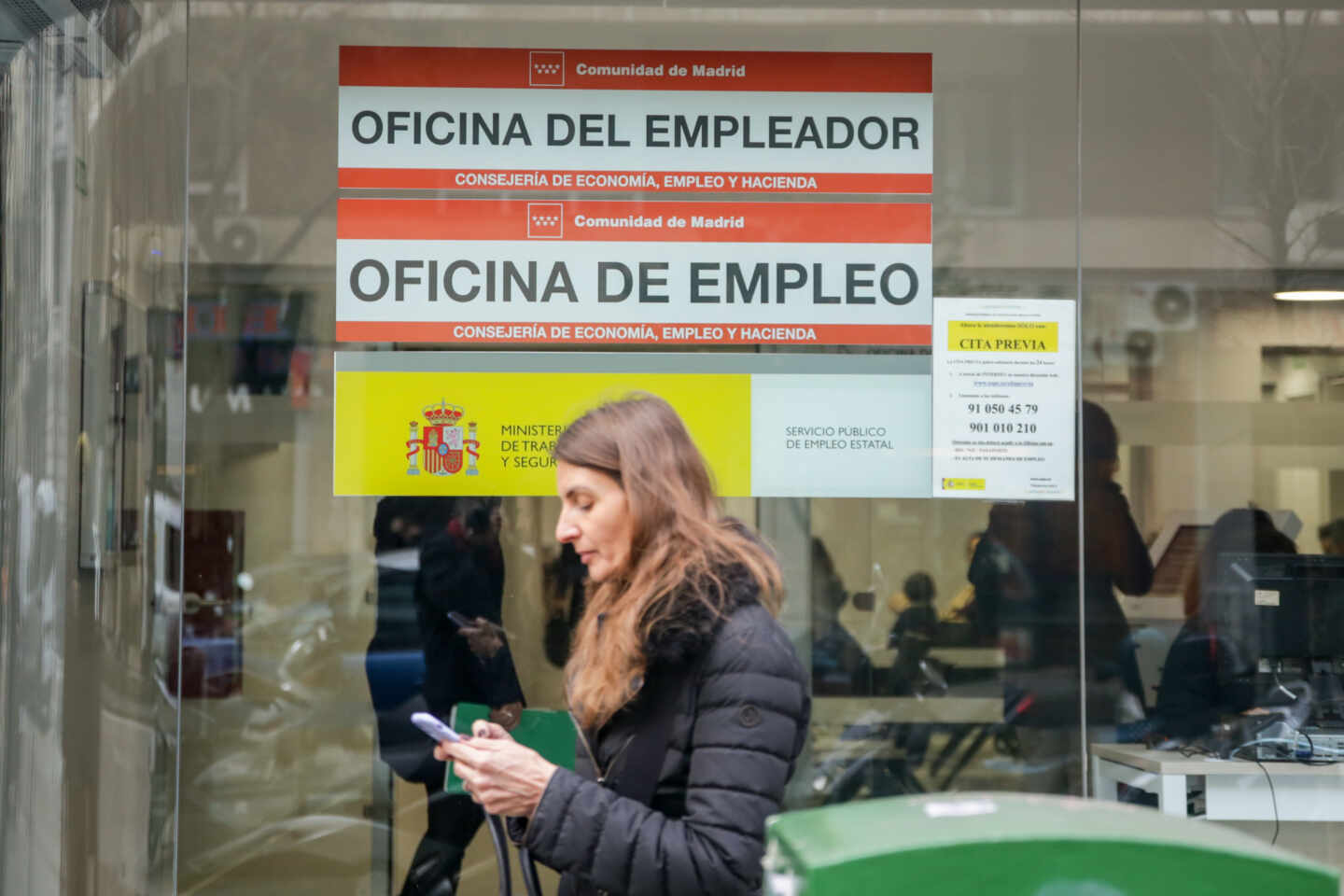 Una mujer pasa junto a una Oficina de Empleo de Madrid.