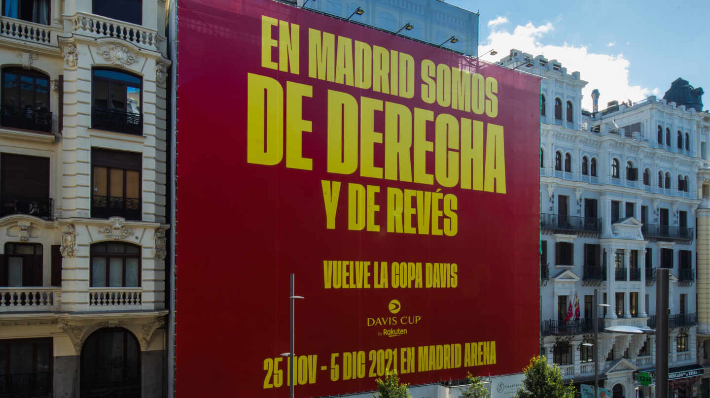 La pancarta que ha colgado la organización de la Copa Davis en la Gran Vía de Madrid