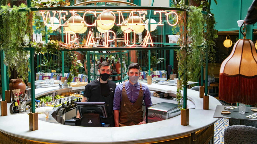 Néstor López, jefe de cocina, y Guillermo Garro, segundo de barra, en el restaurante Papúa Colón