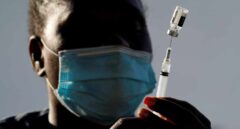 Una mujer rellena una jeringuilla con la vacuna contra el coronavirus en Washington