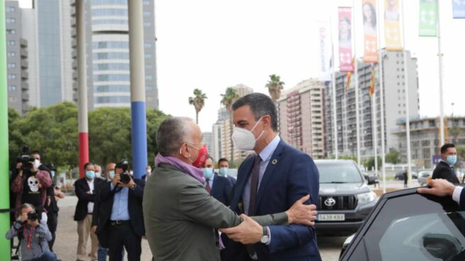 El presidente del Gobierno, Pedro Sánchez y el secretario general de UGT, Pepe Álvarez, en el congreso del sindicato en Valencia.