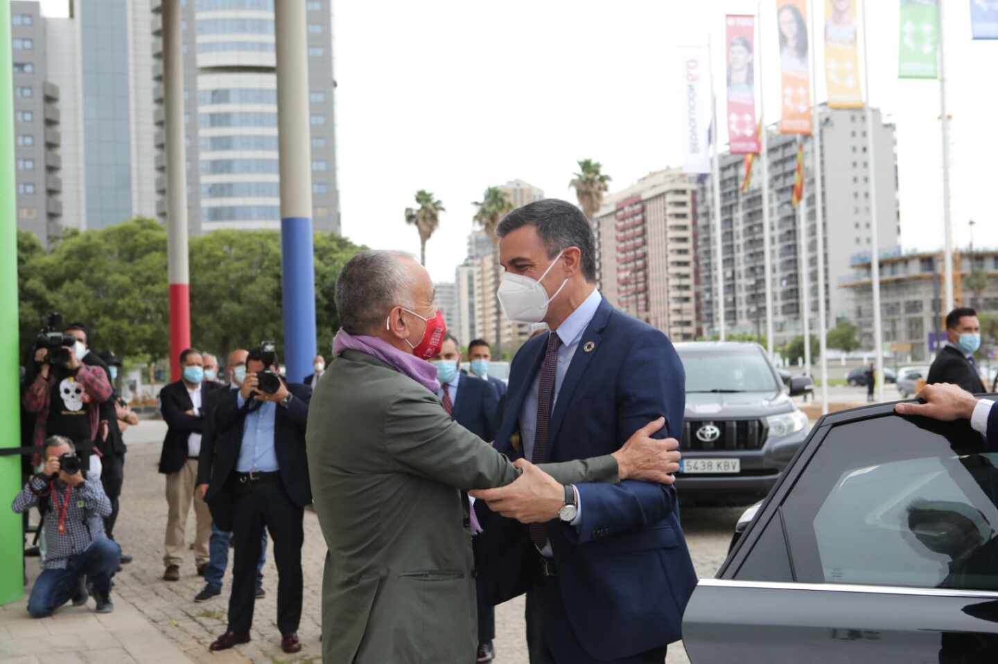 El presidente del Gobierno, Pedro Sánchez y el secretario general de UGT, Pepe Álvarez, en el congreso del sindicato en Valencia.