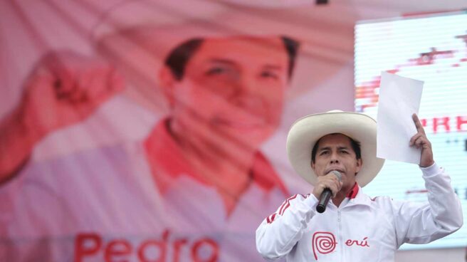 Perú o una sociedad con un pie en la tumba Pedro Castillo, candidato de Perú Libre, en un mitin