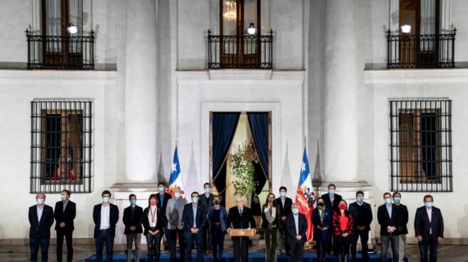 El presidente de Chile, Sebastián Piñera, ante el Palacio de la Moneda