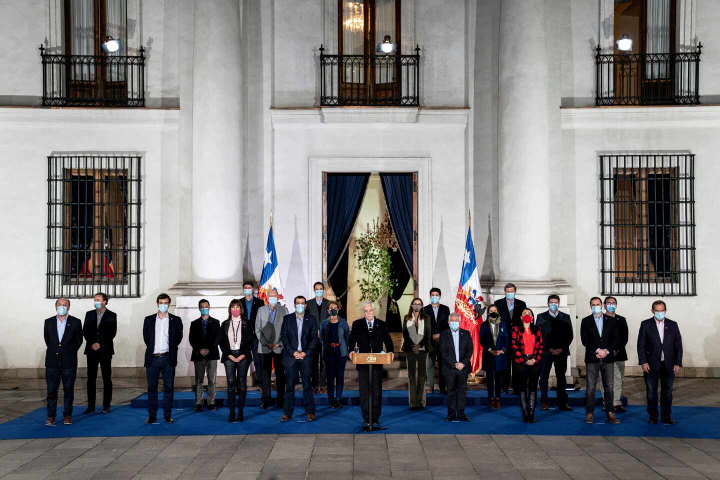 El presidente de Chile, Sebastián Piñera, ante el Palacio de la Moneda