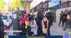 La Policía detiene a activistas de Femen junto al colegio donde ha votado Monasterio